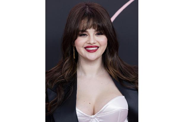Selena Gomez weiß, dass der Valentinstag nicht immer einfach ist für diejenigen, die nicht in einer Beziehung sind: Herzen und Blumen, soweit das Auge reicht. 