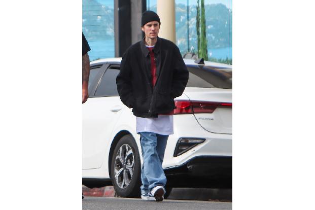 …Justin Bieber zum Valentinstag änderte sich im Laufe der Zeit indes mehrfach. Als sie noch zusammen waren, kaufte Justin seiner Liebsten jede einzelne Blume aus einem Blumengeschäft. Eigentlich wollt ...