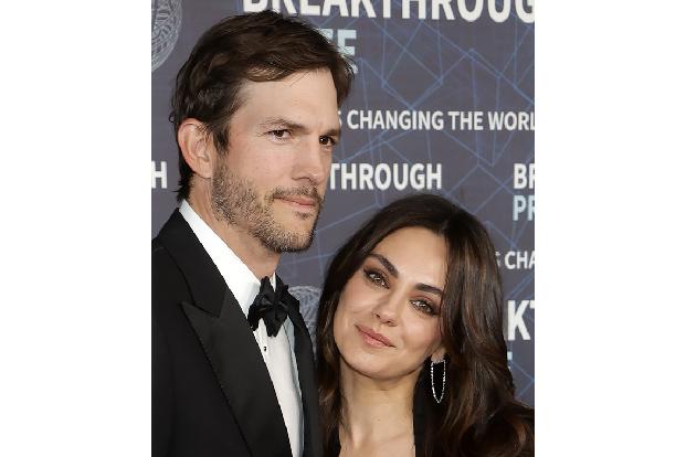 Ashton Kutcher (hier mit seiner Frau Mila Kunis) geht noch einen Schritt weiter. Er ist kein Fan erzwungener Romantik - dabei spielte er 2010 doch im Film 'Valentinstag' mit! 