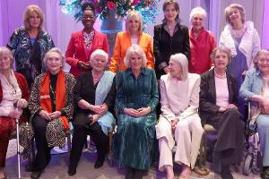 Königin Camilla in London: Shakespeare-Abend mit Judi Dench und Co.