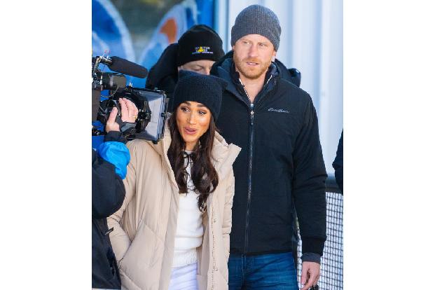 Der Rebrand der Marke Sussex geht aber noch weiter: Ein Insider steckte jetzt der 'Times', dass die beiden ihren Kids Archie und Lilibet die Nachnamen Sussex anstelle von Mountbatten-Windsor gegeben h ...