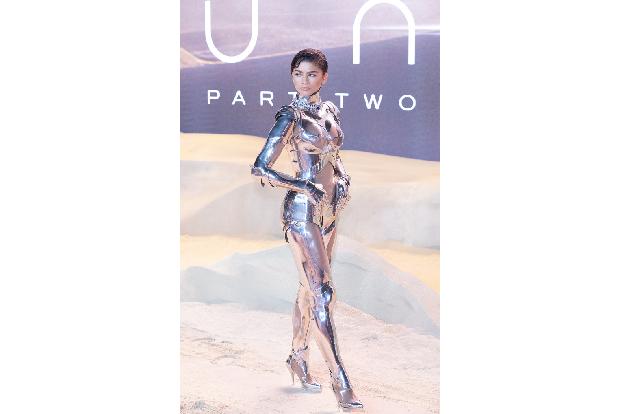 Die Amerikanerin trug einen Anzug von Thierry Mugler, der ein wenig an C3PO erinnerte. Dabei ist diese futuristische 
