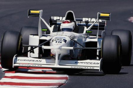 Tyrrell 025 - Flügel, wohin das Auge schaut. Tyrrell wagt in der Saison 1997 dieses skurrile Experiment und scheitert krachend. Der 'Rennwagen' fällt in 34 Rennen 18 Mal aus.