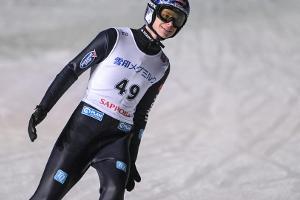 Wellinger stürzt in Sapporo ab - Domen Prevc siegt