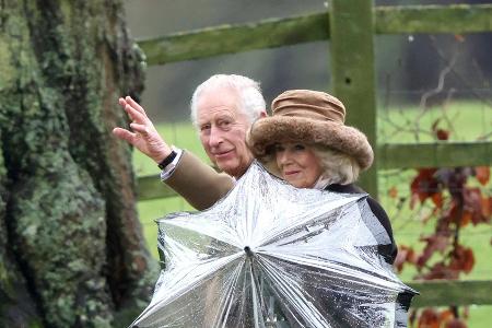 Bei Kirchenbesuch: Charles und Camilla trotzen dem Regen
