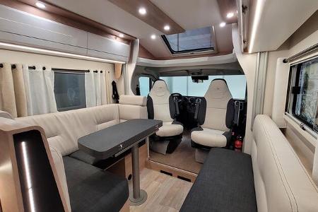 Sitzgruppe, Längsbank, Cockpit, drehbare Fahrersitze