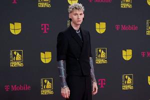Machine Gun Kelly zeigt sich mit Blackout-Tattoo auf dem roten Teppich