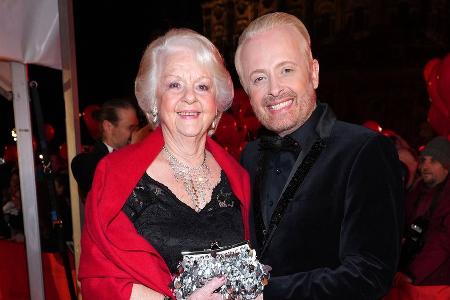 Gemeinsames Backbuch: Ross Antony ist mit Mama Vivien auf Promo-Tour