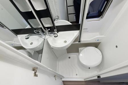 Bad, WC, Schwenkwand, Spiegel, Waschbecken, Fenster