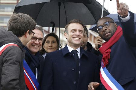 Macron weiht Olympisches Dorf ein - und will in die Seine