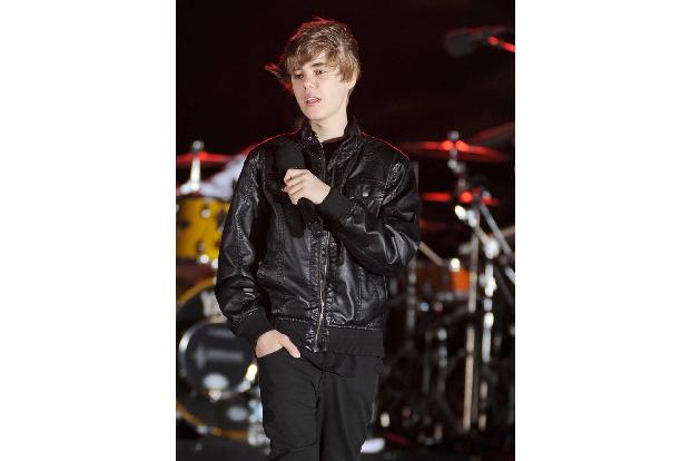 Wir haben ein paar Fakten über den kanadischen Superstar zusammengetragen, die nicht jeder kennt. Wer weiß zum Beispiel, dass Biebs den Zauberwürfel in weniger als zwei Minuten lösen kann? 2011 zeigte er sein Können sogar bei 'Wetten, dass..?'