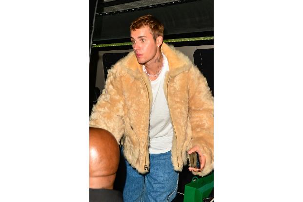 Biebs leidet an Klaustrophobie und vermeidet Aufzüge, wenn er kann. Das wird sich nicht gebessert haben, nachdem er 2010 auf dem Weg zu einer Veranstaltung in London im Aufzug steckenblieb - zusammen ...