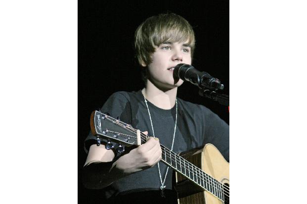 Neben mehrerer Vergehen im Straßenverkehr in den USA bekam Justin Bieber auch Ärger mit den deutschen Behörden, nachdem er einen Affen ohne die nötigen Papiere ins Land gebracht hatte. 'Mally' wurde v ...