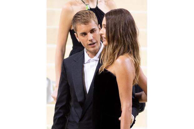 Seit 2018 ist Justin mit Model Hailey verheiratet. Beide waren sich erstmals backstage bei einer TV-Show begegnet, als Hailey gerade einmal 12 Jahre alt und ein riesiger Belieber (wie sich die Fans vo ...