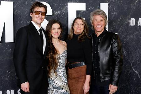 Millie Bobby Brown mit Verlobtem und Jon Bon Jovi auf rotem Teppich