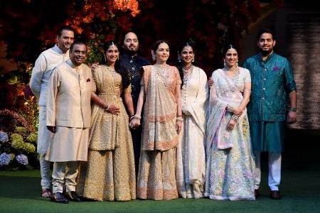 Mukesh Ambani: Mit seiner Familie feiern Rihanna, Trump und Zuckerberg