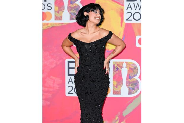 Es waren vor allem zwei Frauen, die bei den diesjährigen BRIT Awards die Schlagzeilen dominierten. Da ist zum einen die Sängerin Raye, die in sieben Kategorien nominiert war und in sechs davon gewann - ein neuer Rekord.