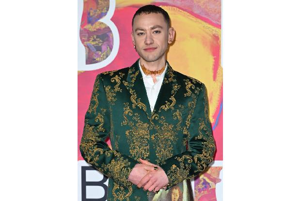 Auf ihm ruhen die ESC-Hoffnungen der Brit*innen in diesem Jahr: Olly Alexander schaute bei den BRITs vorbei und versprach, im Mai in Malmö alles zu geben.