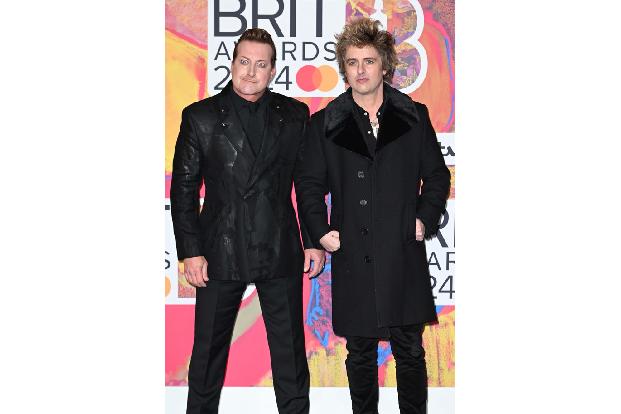 Tré Cool und Billie Joe Armstrong von Green Day schauten ebenfalls vorbei, während der Preis für das ungewöhnlichste Outfit des Abends...