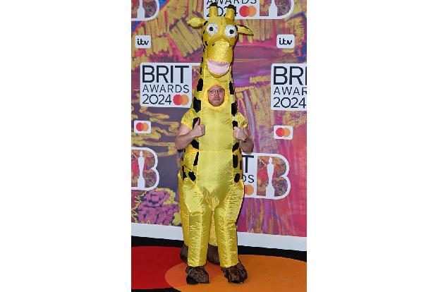 ...wohl an den Comedian Rob Beckett gegangen wäre, wenn es die Auszeichnung denn geben würde. Er erschien in einem Giraffen-Kostüm - Werbung für seine anstehende Comedy-Tour.