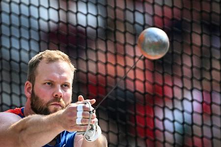 Norwegens Hammerstar Henriksen beim Müllrausbringen verletzt