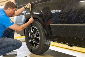 Mann, Auto, Reifen, Ma§band, Heft, Stift