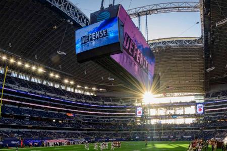 AT&T Stadium (Dallas Cowboys) - Mehr als 80.000 Anhänger von 'America's Team' können sich bei Heimspielen an dieser beeindruckenden Kulisse erfreuen. Der Besucherrekord der 2009 eröffneten Arena liegt jedoch bei sagenhaften 105.121 - Rekord in der NFL!