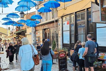 Menschen, Trubel, Schirme, Restaurants, Läden