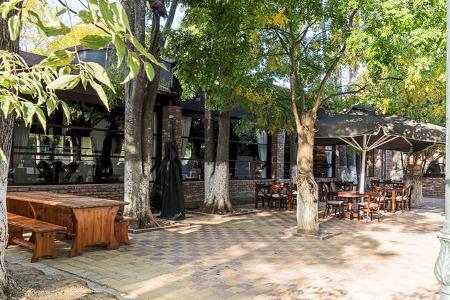 Weingut, Schrime, Tische, Stüle, Bäume, Bänke