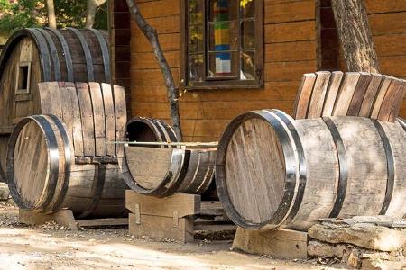 Weinfässer, Weingut, Bäume