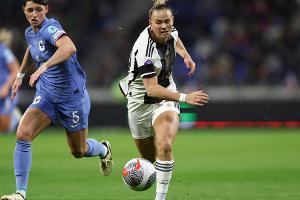 Bayern-Frauen festigen Platz eins