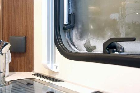 Schwitzwasser schlägt sich nieder und kann gefrieren, heizen und lüften trocknet die Luft