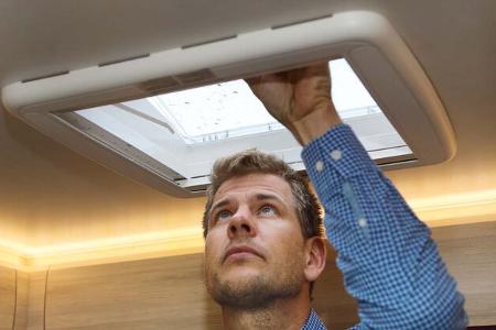 Bei mäßigem Wind verbessert die einen Spalt geöffnete Luke die Frischuftzufuhr