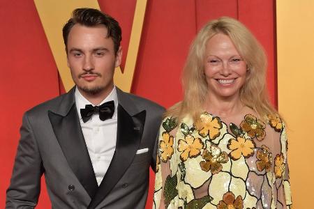 Pamela Anderson bleibt sich treu: Ohne Make-up zur Oscar-Party