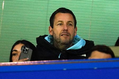 Bei Chelsea: Darum besuchte US-Star Adam Sandler Premier-League-Spiel