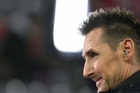 Klose als Trainer von Lazio im Gespräch