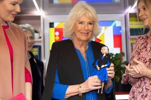 Königin Camilla wird mit eigener Barbie-Puppe überrascht