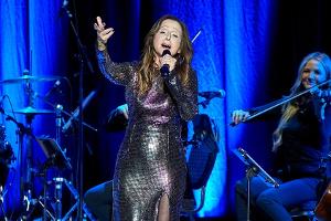 Vicky Leandros stürzt bei Konzert in Hannover von der Bühne