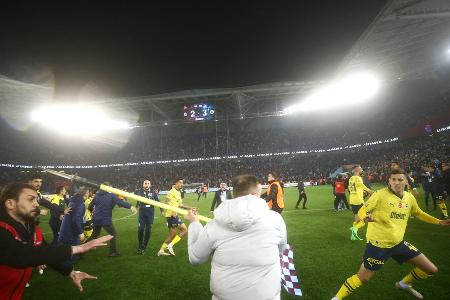 Fan-Eklat in der Türkei: Trabzonspor-Fans stürmen Spielfeld
