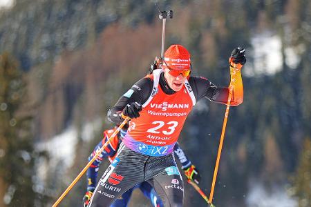 Roman Rees - Note: 4,5 - 2022/23 beendete Roman Rees den Winter als neuntbester Biathlet und schwang sich zum Hoffnungsträger auf. Dass der 31-Jährige dann auch noch das erste Einzelrennen der Saison gewann, befeuerte die Ansprüche, die Rees dann nicht einmal im Ansatz erfüllen konnte. Trotz guter Schießergebnisse waren Top-Ergebnisse Mangelware. Klappte es am Schießstand nicht, spielte Rees gar keine Rolle.