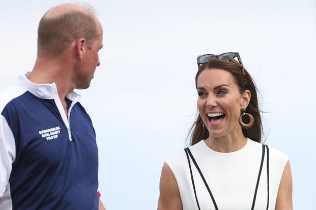 Derweil gehen die Spekulationen weiter und werden sich auch nicht aus der Welt schaffen lassen — es sei denn, Prinzessin Kate zeigt sich in der Öffentlichkeit.