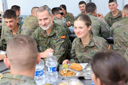 König Felipe VI. besucht Tochter Leonor beim Militärmanöver