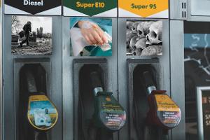 Zapfsäule mit abschreckenden Bildern