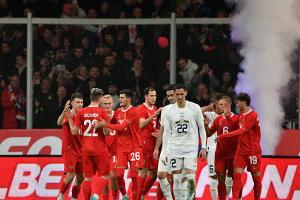 Russland gewinnt umstrittene Partie gegen Serbien