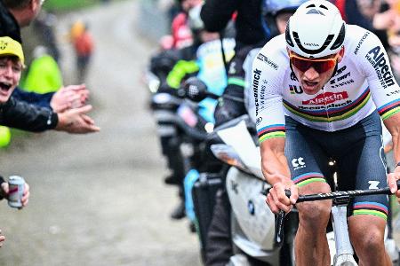 E3 Harelbeke: Rad-Weltmeister van der Poel triumphiert