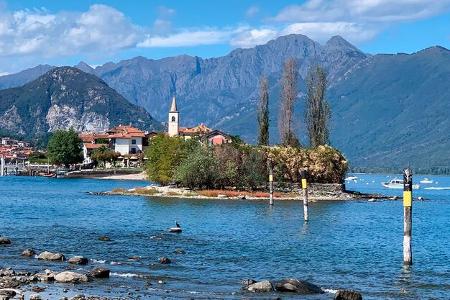 Insel, Wasser, Berge, Häuser, Bäume