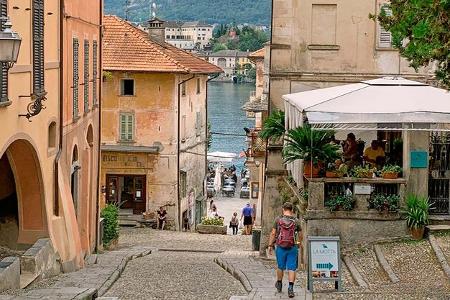 Gasse, Häuser, Menschen, See, Pflanzen