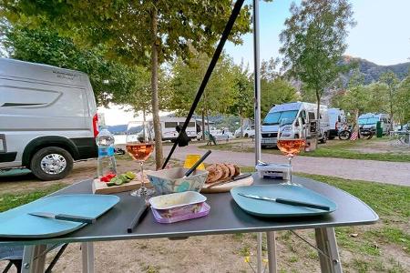 Campingplatz, Campingvans, Tisch, Essen, Getränke