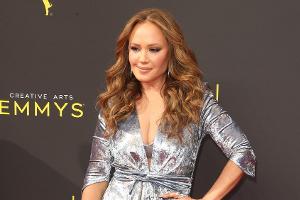 "King of Queens"-Star Leah Remini feiert College-Abschluss mit 53