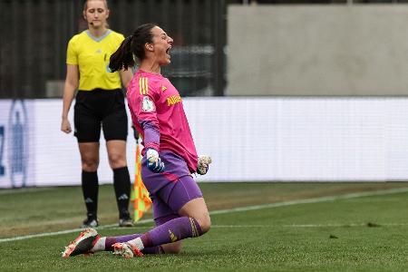 Traumfinale perfekt: Bayern feiern Elfmeterheldin Grohs